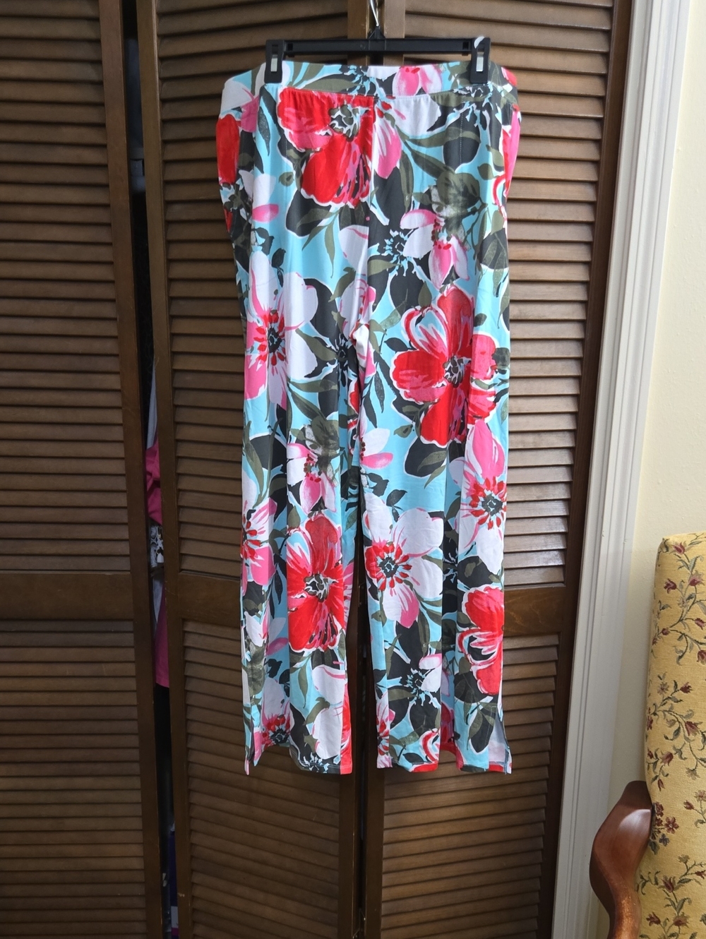 Denim&Co BEACH Pull-On Pants in Light Blue /Red & Pink Blooms NWOT